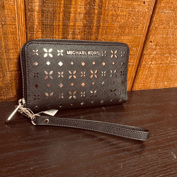 Michael Kors Multi-Function Perf Wristlet/Wallet - Picture 5 of 6
